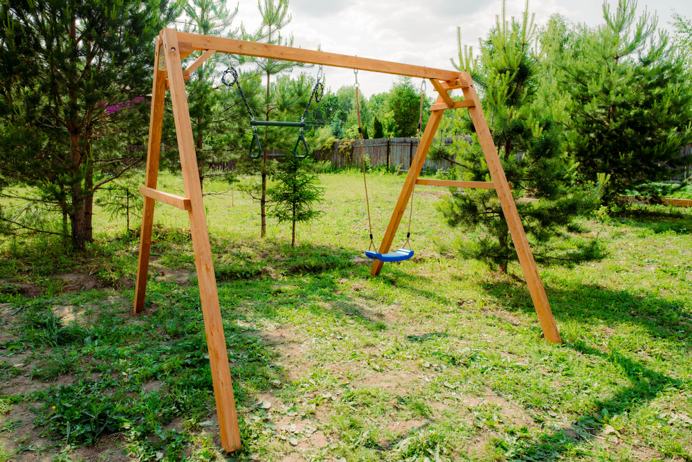 Деревянные качели с трапецией