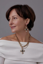 Кулон крест с кристаллом Лондон блу и жемчугом на двойной витой цепочке, оттенок золото