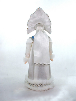 Фарфоровая кукла коллекционная Снегурочка в белой шубе и резном кокошнике. Новогодняя игрушка под ёлку ручной работы