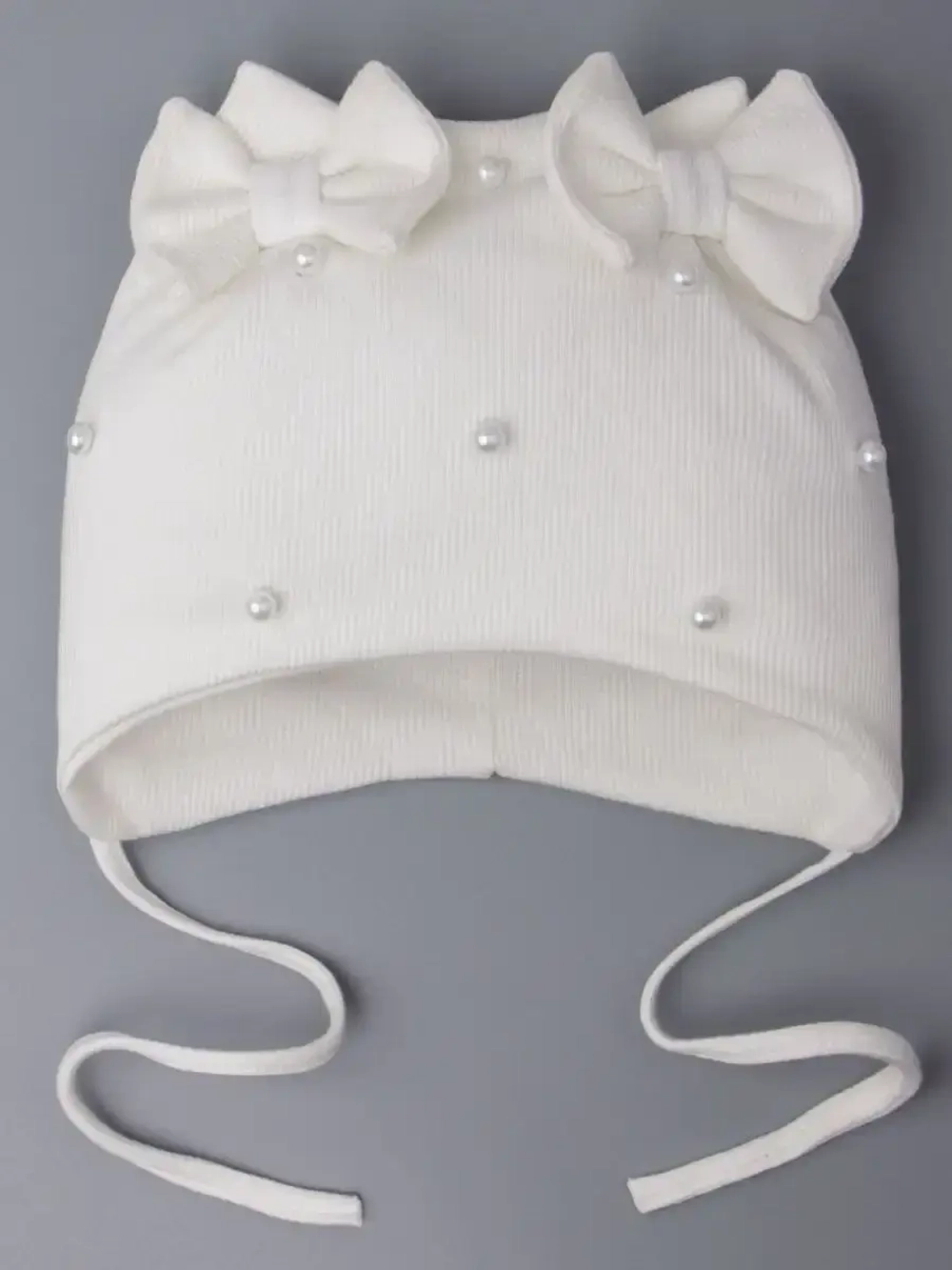 Шапка для девочки осенняя на завязках с бусинами