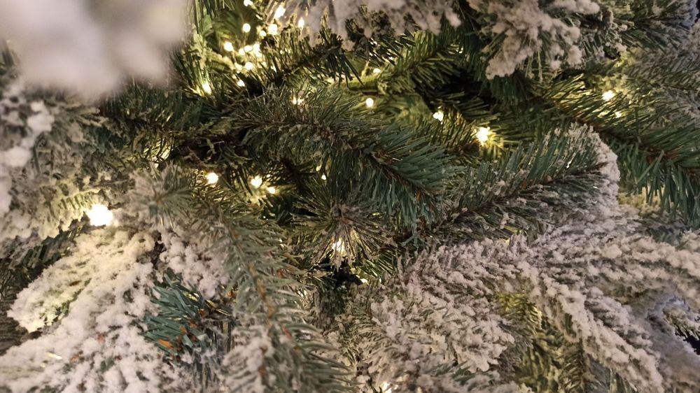 Заснеженная ель с гирляндой «Россо» теплый свет (Литая+пвх) 210 см / 2,1 м