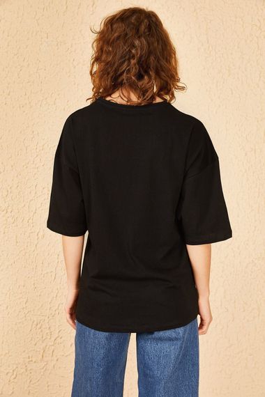 Qadın üçün geniş ölçülü qara t-shirt LOGİN 10501023