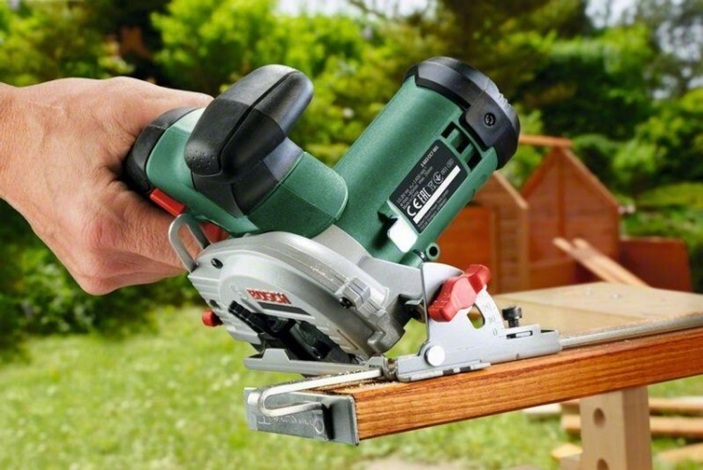 Пила циркулярная аккумуляторная BOSCH UniversalCirc 12 06033C7002 1х2,5Ач