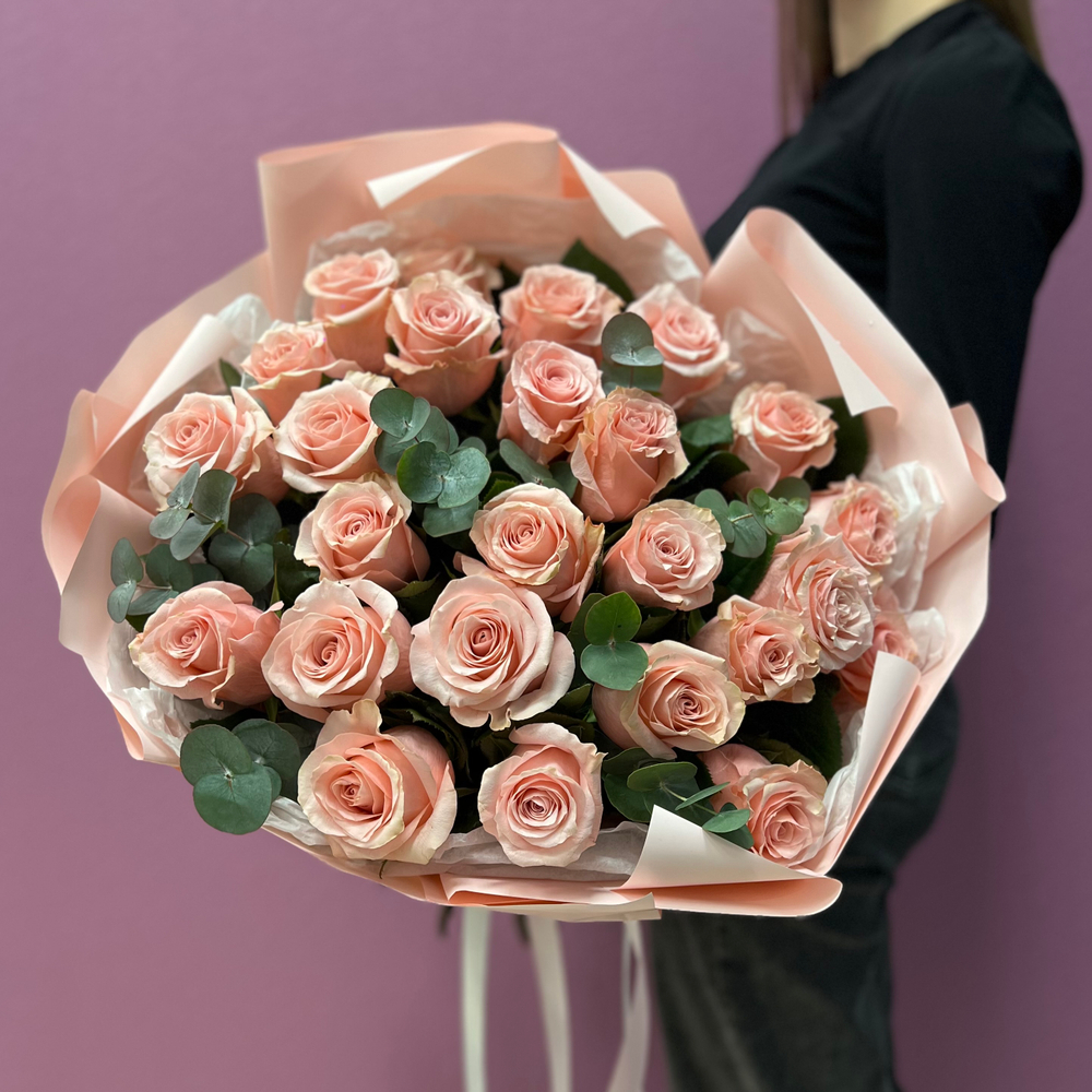 Букет из розовых роз с эвкалиптом #30