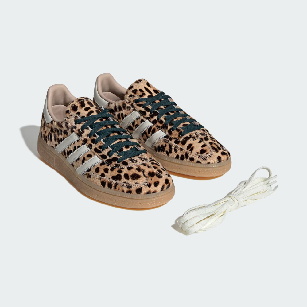 СПЕЦИАЛЬНАЯ СЕРИЯ ДЛЯ ГАНДБОЛА: КРОССОВКИ С РИСУНКОМ «ЖИРАФ» - ADIDAS