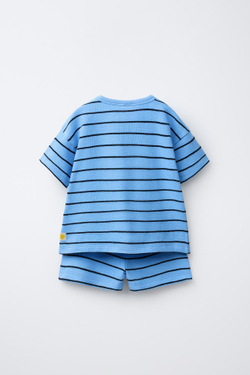 ZARA КОМПЛЕКТ ИЗ ФУТБОЛКИ И ШОРТОВ-ДЖОГГЕРОВ В ПОЛОСКУ, СИНИЙ