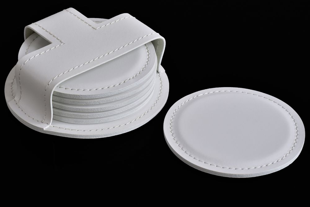белые кожаные подставки под стаканы