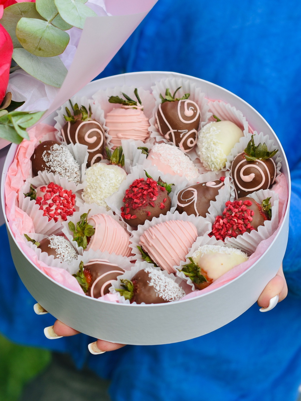 Клубника в молочном и белом шоколаде «Candy»