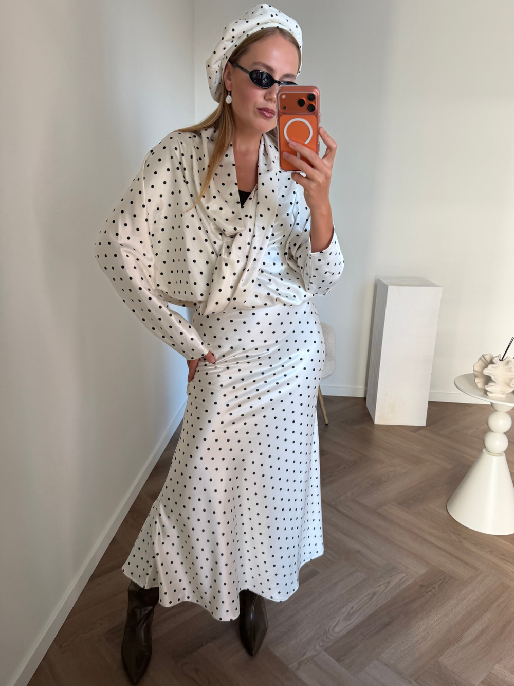 Блуза из атласа в горошек молочный