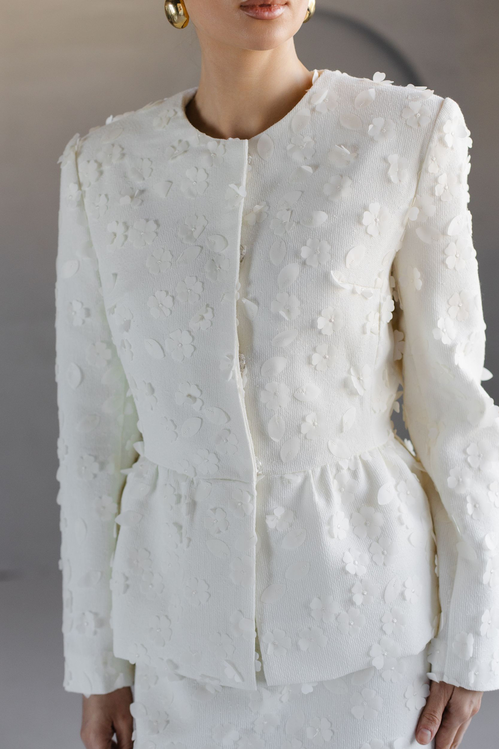 Жакет из твида с баской молочный с цветами