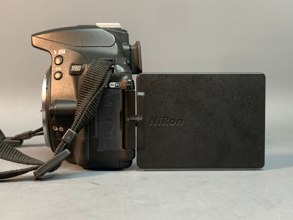 Nikon D5600 kit AF-P 18-55mm VR 11.282 кадров