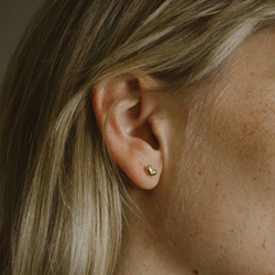 серьги (пара) «сердце» с бриллиантом из желтого золота