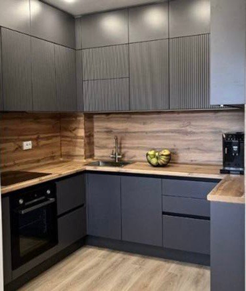 Минималистичная кухня в антраците — фрезерованные фасады и ручки Gola