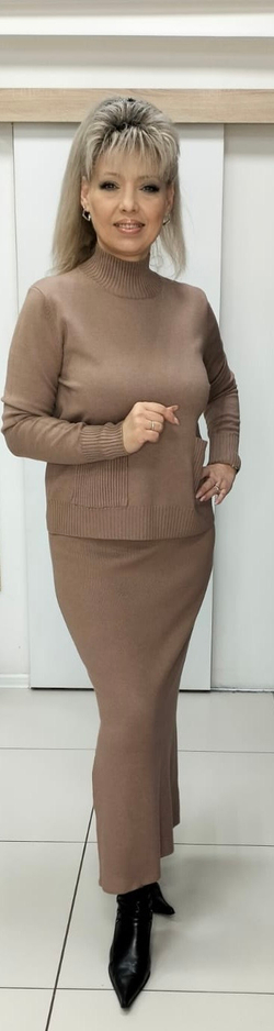 Трикотажный юбочный костюм в цвете капучино