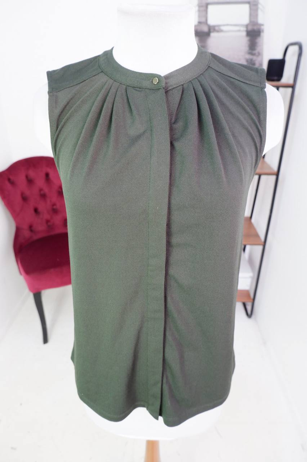 Блузка H&M модного оттенка, визуально на 46 размер