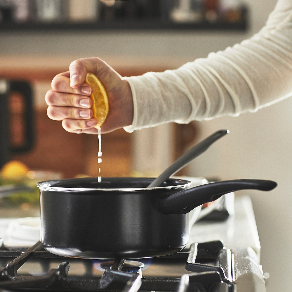 IKEA HEMLAGAD  (ИКЕА ХЕМЛАГАД)  -  Кастрюля с крышкой, антипригарное покрытие черного цвета, 2 л