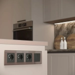 Рамка на 4 поста Favorit (латте, стекло) W0041142