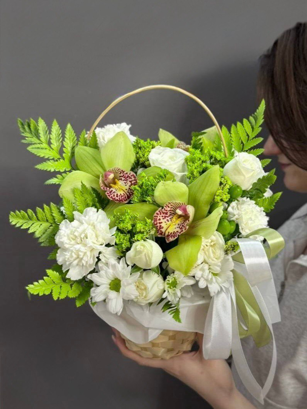 Авторская корзина с фисташковыми орхидеями