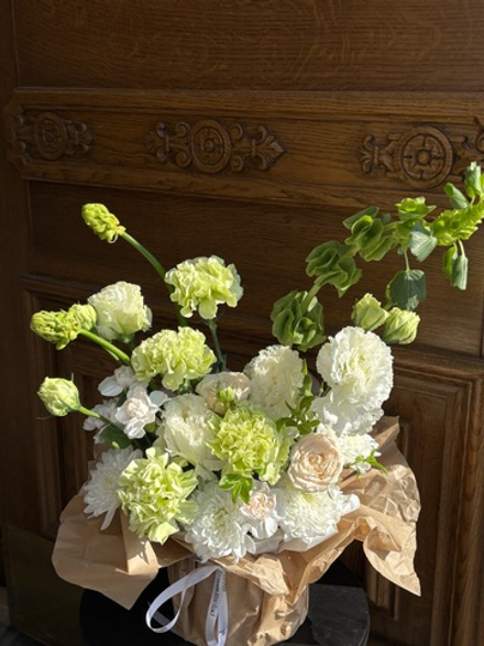 Цветочная композиция в коробке в бело-зеленых оттенках