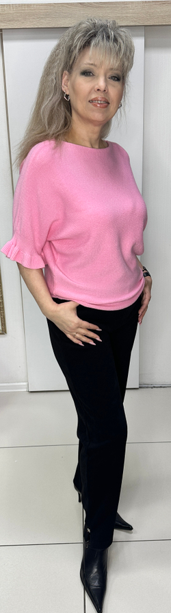 Розовый джемпер с рюшей по рукавам