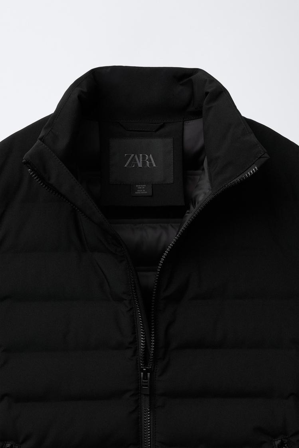 ZARA СТЕГАНАЯ КУРТКА С НЕОПРЕНОВЫМИ РУКАВАМИ, ЧЕРНЫЙ