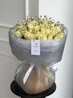 Букет из 51 розы с мелкой ромашкой