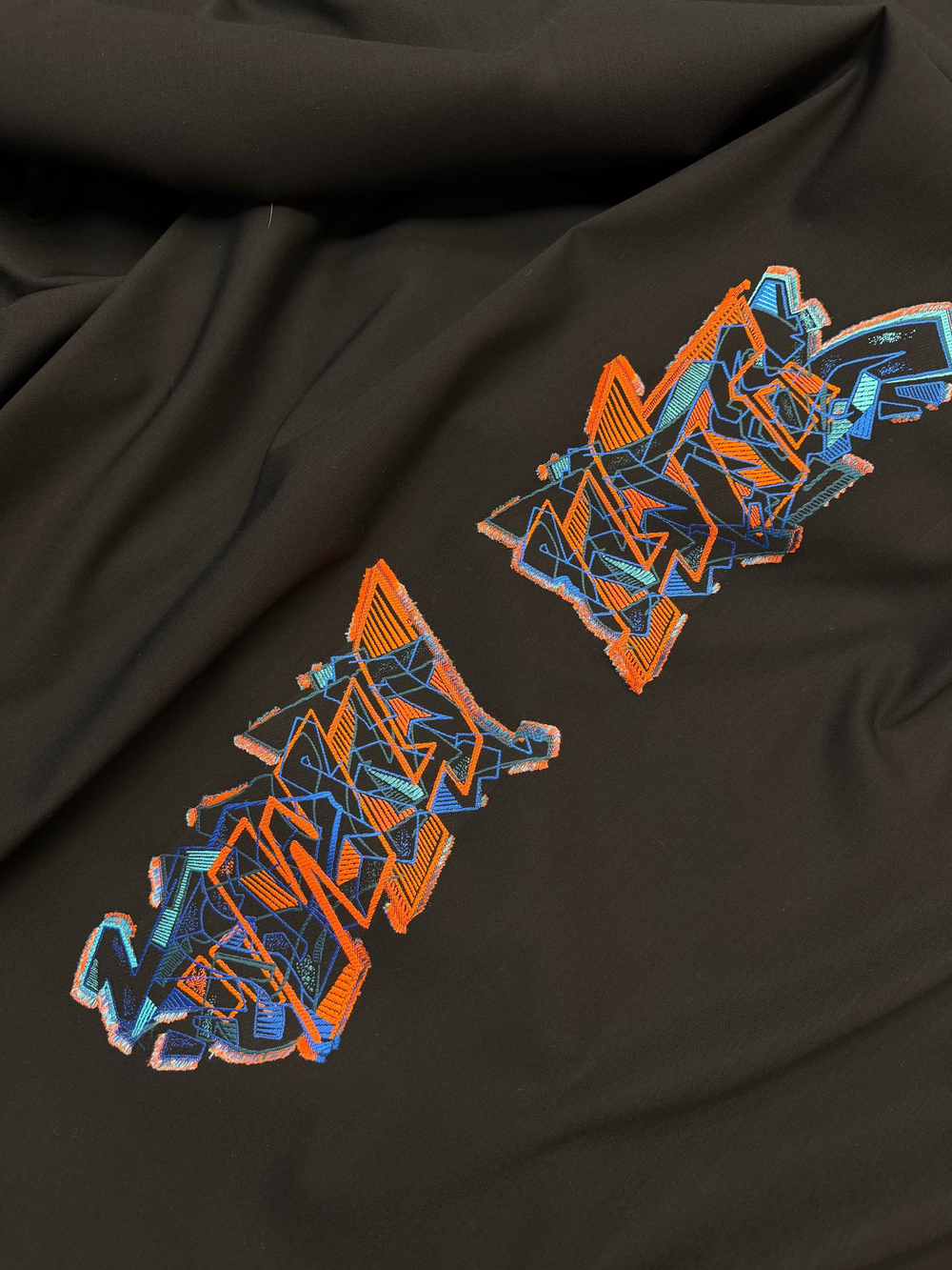 Шерсть с шелком и п/э Off-White черная с вышивкой граффити