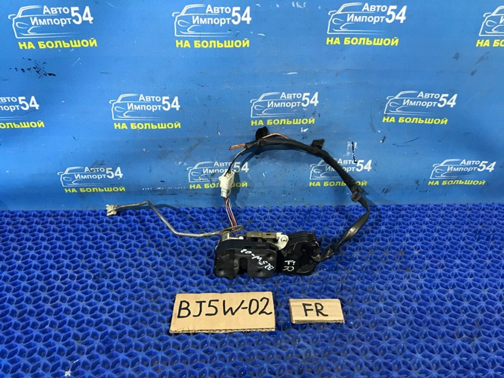Замок двери передней правой MAZDA FAMILIA 2001