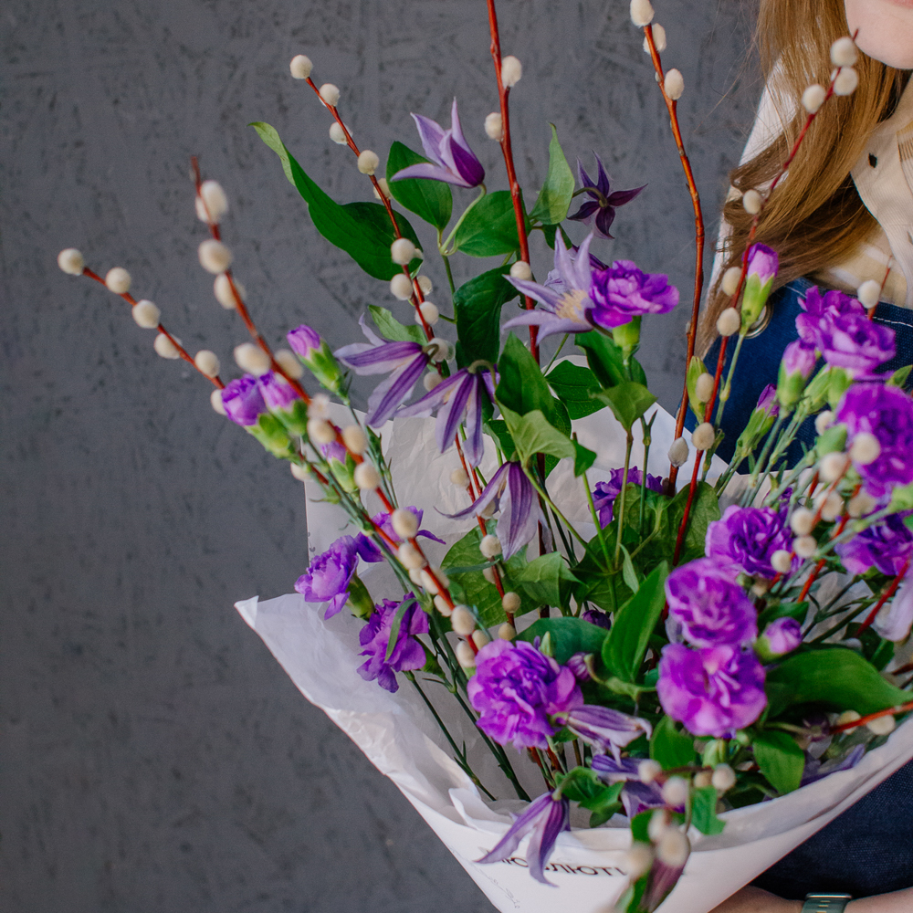 160. Яркий весенний букет с гвоздикой, клематисом и веточками вербы