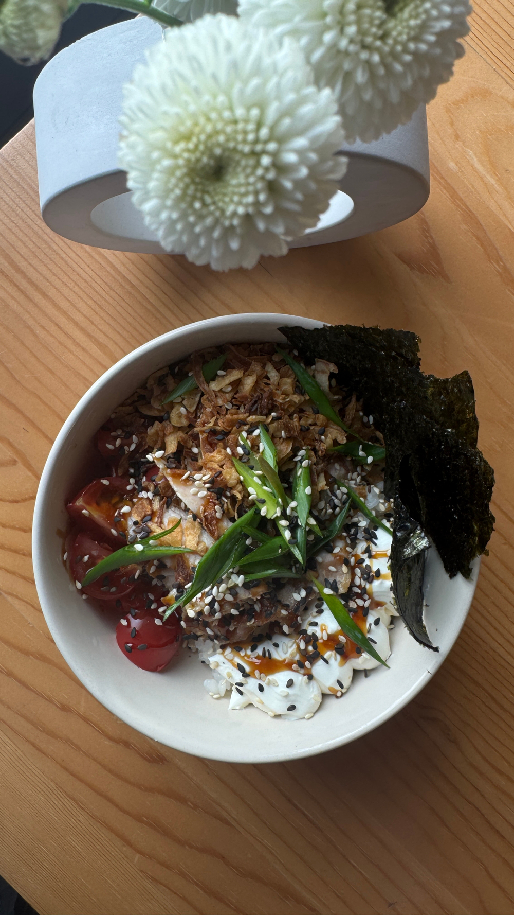 Сытный салат (поке) с курицей