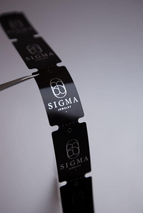 Печать серебряным цветом на черных бирках 30*50,8. от 500 шт