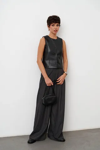 Жилетка из экокожи в минималистичном стиле черного цвета