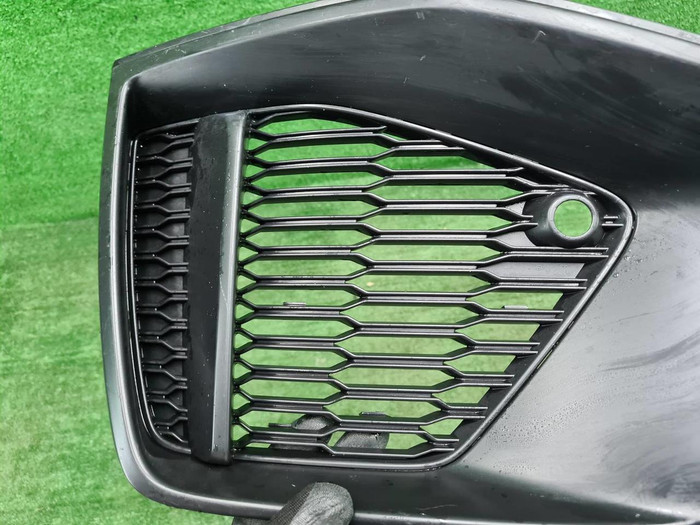 Решетка переднего бампера Audi Q8 (18-23) S-line