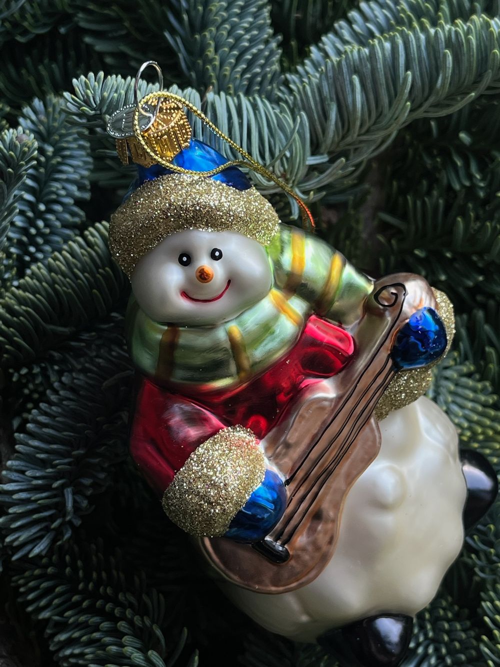 Новогодняя игрушка Снеговик музыкант с гитарой стекло
