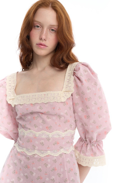 Платье с вырезом "каре" розовое