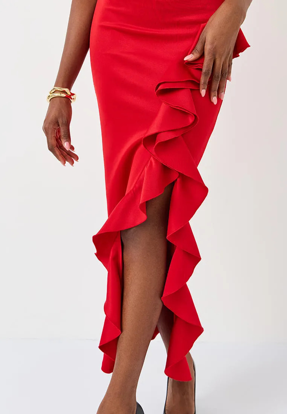 Платье с воланом на сборке