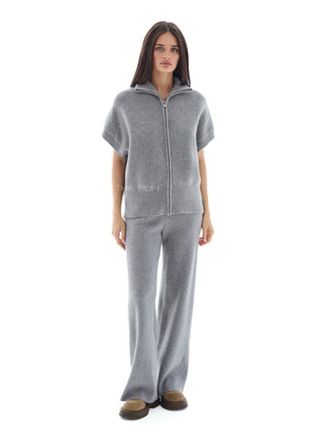 Серый трикотажный костюм с жилетом