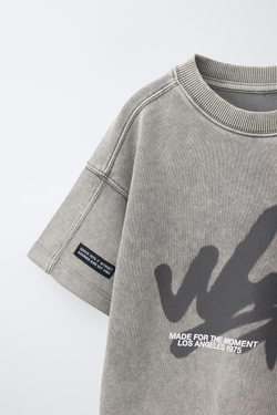 ZARA ФУТБОЛКА С ЭФФЕКТОМ ПОТЕРТОСТИ И ГРАФФИТИ, СЕРЫЙ