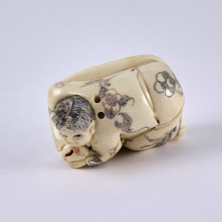 Нэцкэ Мальчик Карако на листе