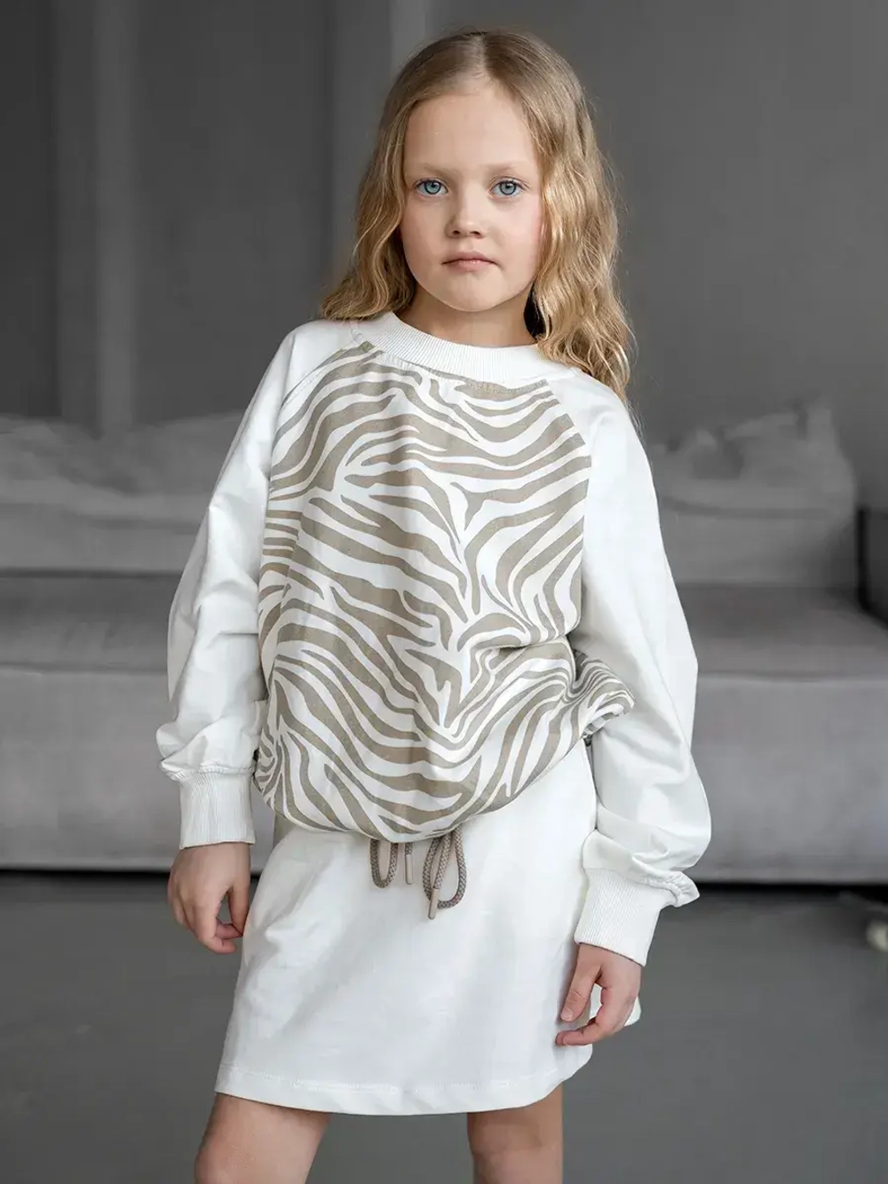 Белый костюм для девочки с юбкой на осень