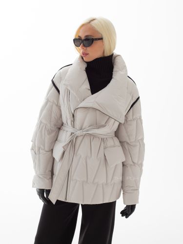 Удлиненный пуховик бежевого цвета на косой молнии