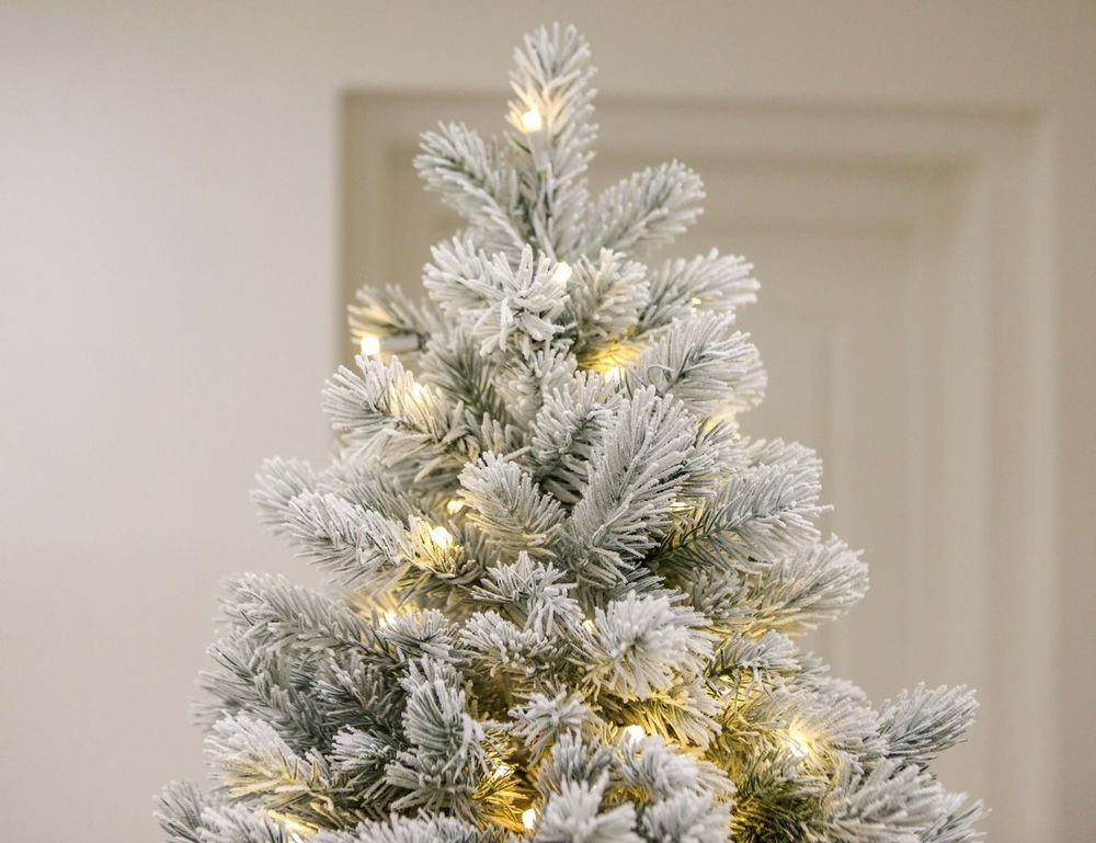 Заснеженная елка с гирляндой встроенной «Летиция» (Литая хвоя) 250 см / 2,5 м