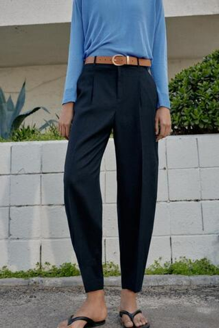 ZARA БРЮКИ ИЗ ЛЬНА С ЗАЩИПАМИ И РЕМНЕМ, МОРСКОЙ СИНИЙ