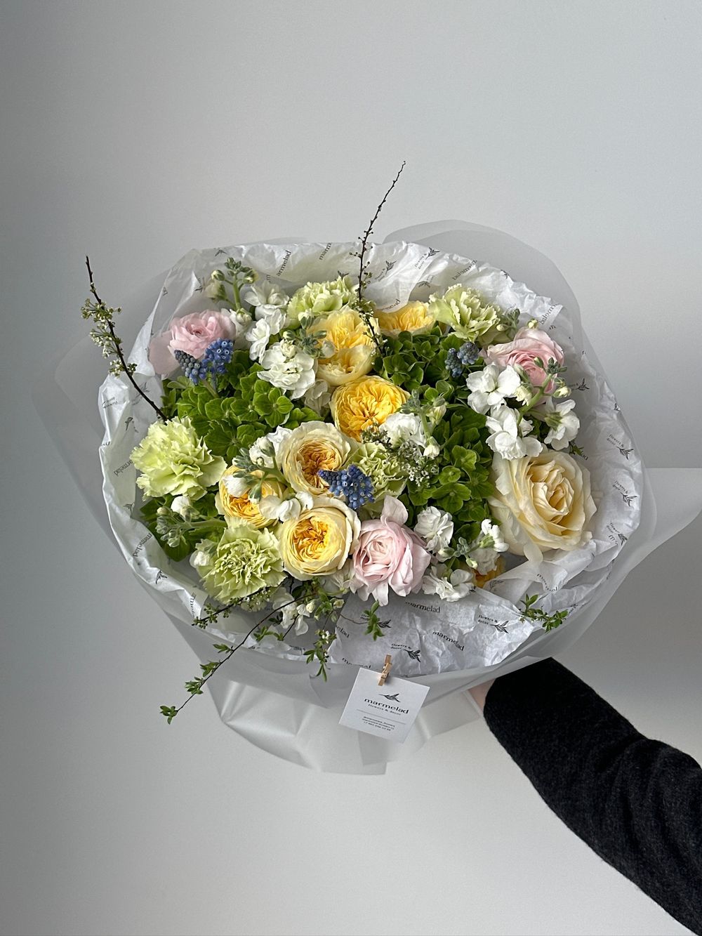 Букет сборный из кустовых пионовидных роз, ранункулюсов, скабиозы, маттиолы и веток спиреи