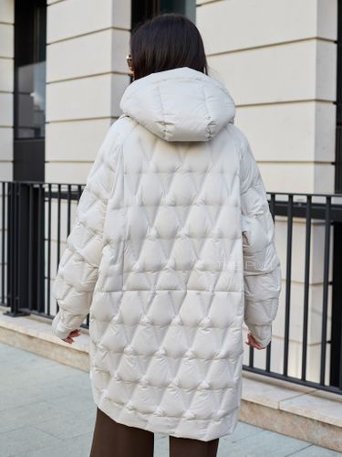 Светло-бежевый удлиненный пуховик с манишкой-капюшоном