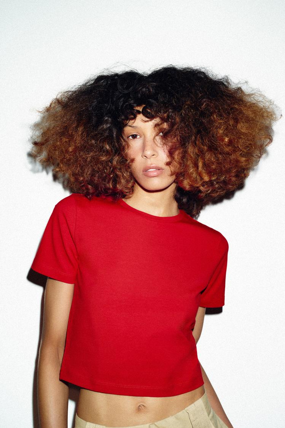 ZARA УКОРОЧЕННАЯ ФУТБОЛКА ИЗ ЭЛАСТИЧНОЙ ТКАНИ, КРАСНЫЙ