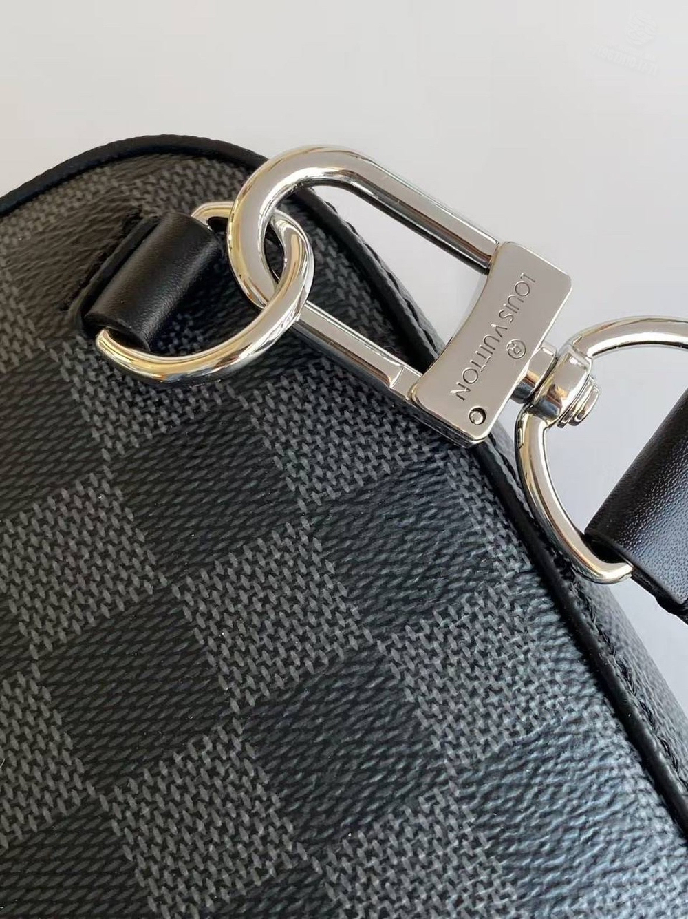 Сумка-слинг Louis Vuitton Avenue