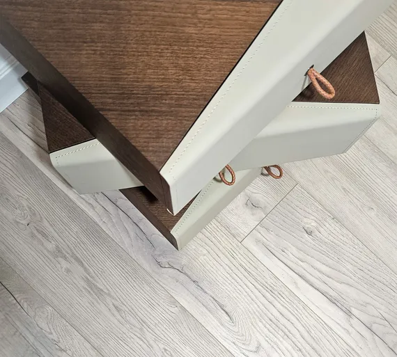 Тумбочка-столик Teorema, бежевая экокожа, шпон ореха