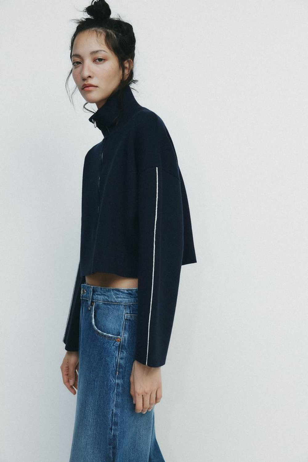 ZARA УКОРОЧЕННАЯ ТОЛСТОВКА С ОКАНТОВКОЙ, МОРСКОЙ СИНИЙ