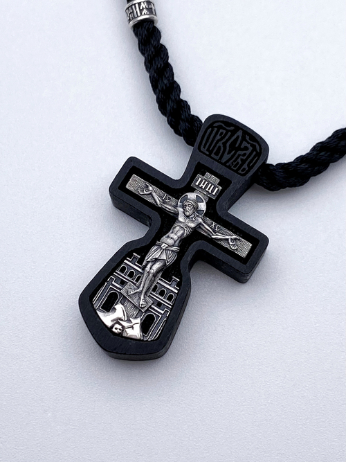 Крест из дерева с серебряным распятием на гайтане